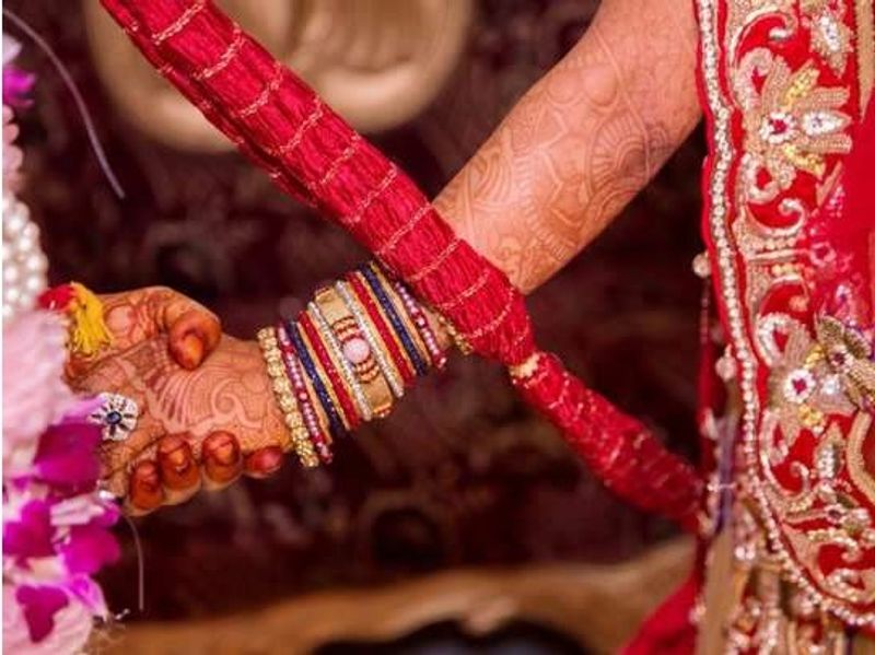 बॉर्डर क्षेत्र के ग्रामीणों ने शासन और प्रशासन से मांग की है कि लगन को देखते हुए दूल्हे और दुल्हन की गाड़ियां इस पार से उस पार जाने दिया जाए, ताकि शादी की रस्म पूरी हो सके।
(प्रतिकात्मक फोटो)