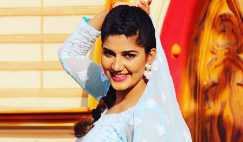 अपनी बात को आगे बढ़ाते हुए सपना चौधरी ने कहा कि 'वो इस दर्द को अच्छे से समझती हैं, क्योंकि वो खुद भी इस दौर से गुजर चुकी हैं। उनके डांस के हुनर को लोग गलत नजर से देखते हैं। उनका मानना है कि अगर किसी के अंदर कोई हुनर है तो उसकी जगह भी दूसरे कामों के बराबर होनी चाहिए।' 