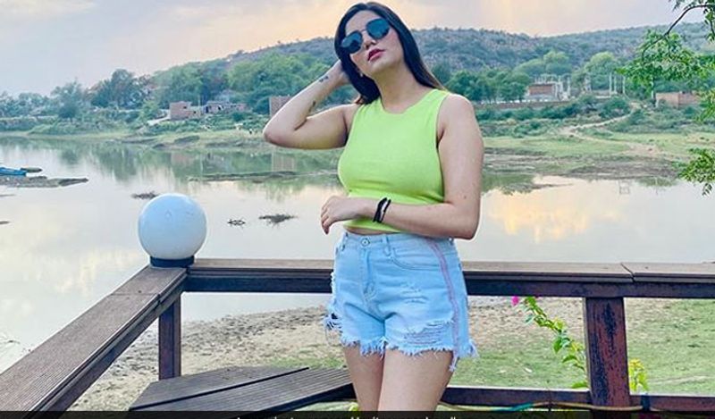 'उस लड़की की भी चाह है कि उसका एक परिवार हो और एक सम्मानित परिवार में उसकी शादी भी हो। लेकिन, उसकी चुनौती इतनी बड़ी है कि उसे एक सम्मानित जगह मिलने में काफी दिक्कतों का सामना करना पड़ता है। इस लड़की की भूमिका धारावाहिक में एक्ट्रेस श्रुति शर्मा निभा रही हैं।