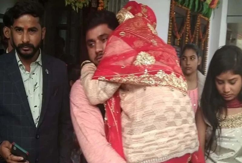 लोगों ने अपनी उत्सुकता मिटाने के लिए अर्पण से पूछा तो उन्होंने कहा कि बहू से बढ़कर कोई दहेज नहीं। अच्छी बहू खुद ही लक्ष्मी का रूप है।
