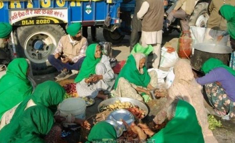 यह महिला किसान आंदोलन में अपने साथ अपने ही खेत की उगाई सब्जी और आटा साथ लेकर आई हैं। जो पुरुष किसानों के लिए सुबह शाम ट्रॉली के पास खाना बनाती हैं और दिन में उनके साथ काननू का विरोध करती हैं।