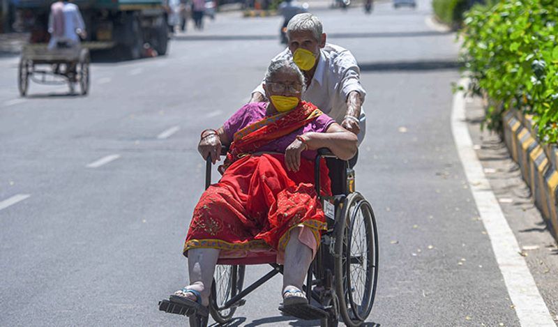लॉकडाउन में बुजुर्गों को इस तरह अपने घर जाना पड़ा था।