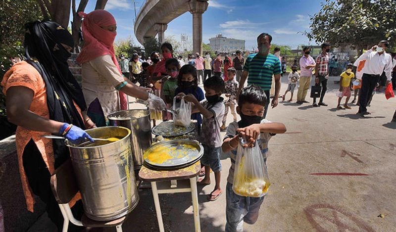 लॉकडाउन में मासूम बच्चों को लाइन में लगकर खाना लेना पड़ा।

