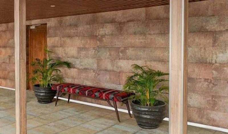 गौरी खान से कई बॉलीवुड सेलेब्स अपने घरों और ऑफिस का इंटीरियर करवाते रहते हैं। बीते दिनों उन्होंने अपने दिल्ली वाले घर की तस्वीरें पोस्ट की थीं। गौरी ने लिखा था कि 'यह घर उनकी जिंदगी से जुड़ी कई यादों से भरा है।'