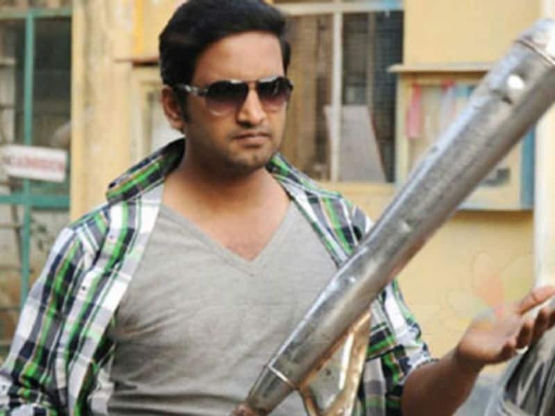 Court order actor santhanam will appear on july 15 in contracter beaten issue