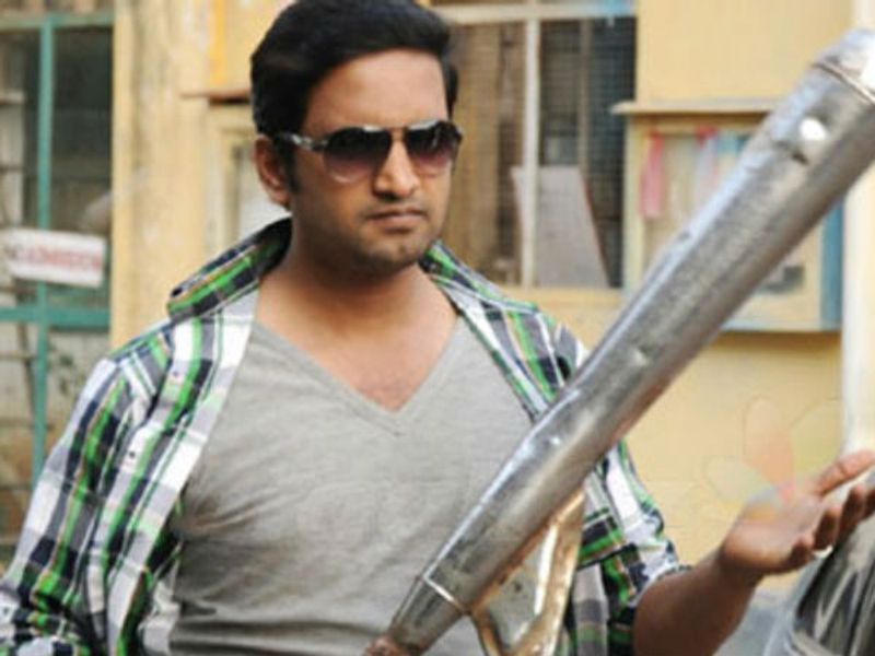 Court order actor santhanam will appear on july 15 in contracter beaten issue