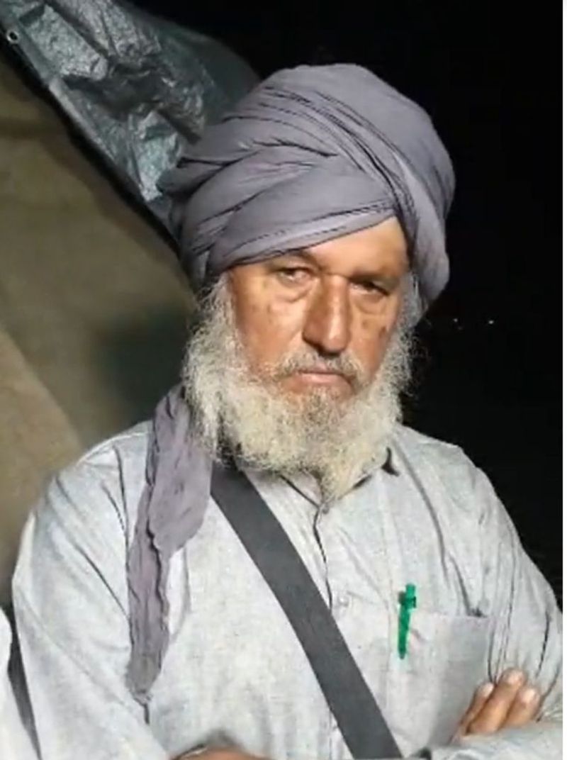 फैक्ट चेक
गूगल रिवर्स इमेज सर्च किए जाने पर हमें इस तस्वीर का ऑरिजिनल सोर्स नहीं मिला। लेकिन सोशल मीडिया सर्च में हमें एक वीडियो लिंक मिला। ‘हिंदुस्तान लाइव फरहान याहिया’ नाम के पेज से 29 नवम्बर, 2020 को किया गया लाइव है। इस फ़ेसबुक लाइव में कई बार उस बुज़ुर्ग व्यक्ति को देखा जा सकता है। इसमें साफ़ तौर पर उनकी मूंछें दिख रही है।
