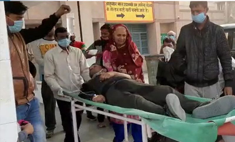 घटना की जानकारी लगते ही आसपास के लोग मौके पर पहुंचे। आनन-फानन में पीड़ित युवक को जिला अस्पताल में भर्ती कराया गया है। जहां उसकी हालत अभी नाजुक बनी हुई है।
