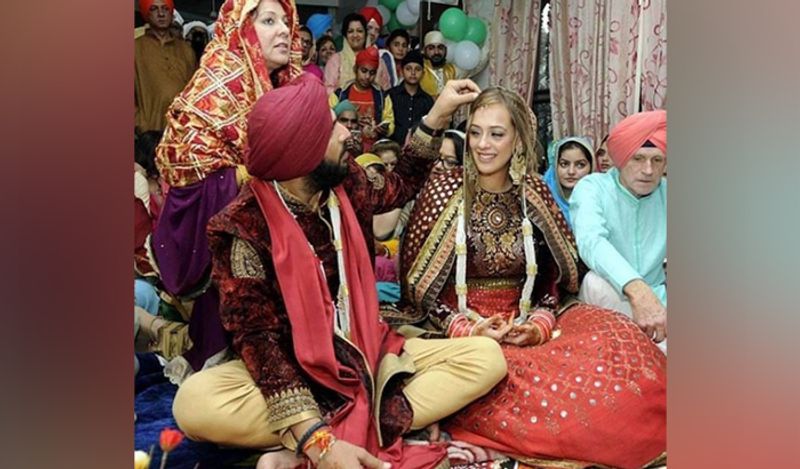 युवराज ने अंगद से कहा कि वो हेजल से दूर रहें क्योंकि वो उन्हें पसंद करते हैं, इसके बाद युवराज ने हेजल के फेसबुक पर फ्रेंड रिक्वेस्ट भेज दी, जो कि एक्ट्रेस ने तीन महीने के बाद एक्सेप्ट की थी।
