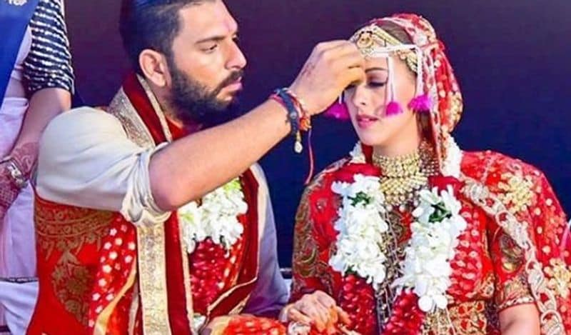 युवराज सिंह और हेजल कीच की शादी दो रीति-रिवाजों से हुई थी। पहले इन्होंने गुरुद्वारे में फिर हिंदू धर्म के अनुसार सात फेरे लिए थे। इनकी शादी चार साल पहले 2016 में आज ही के दिन हुई थी।
