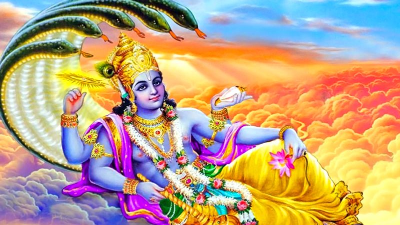 ಗುರುವಾರ
ಗುರುವಾರವನ್ನು ಭಗವಾನ್ ವಿಷ್ಣು ಅಥವಾ ಗ್ರಹ ಬೃಹಸ್ಪತಿ (ಗುರು) ಗೆ ಸಮರ್ಪಣೆ. ಈ ದಿನದಂದು ಉಪವಾಸವನ್ನು ಆಚರಿಸುವ ಜನರಿಗೆ ಸಂಪತ್ತು ಮತ್ತು ಸಂತೋಷದ ಜೀವನವು ಆಶೀರ್ವದಿಸಲ್ಪಡುತ್ತದೆ. ಈ ದಿನದ ಬಣ್ಣ ಹಳದಿ, ಆದ್ದರಿಂದ ಉಪವಾಸ ಇರುವ ಜನರು ಹಳದಿ ಬಟ್ಟೆ ಧರಿಸುತ್ತಾರೆ. ಅವರು ಉಪ್ಪು ಇಲ್ಲವೇ ಹಳದಿ ಆಹಾರವನ್ನು ಸಹ ತಿನ್ನುತ್ತಾರೆ, ಪ್ರಸಾದವನ್ನು ಬೆಸಾನ್ ಹಿಟ್ಟಿನಿಂದ ತಯಾರಿಸಲಾಗುತ್ತದೆ. ಕೆಲವರು ಈ ದಿನದಂದು ಬಾಳೆ ಮರವನ್ನು ಪ್ರಾರ್ಥಿಸುತ್ತಾರೆ ಮತ್ತು ಆದ್ದರಿಂದ ಯಾವುದೇ ಬಾಳೆಹಣ್ಣುಗಳನ್ನು ತಿನ್ನುವುದಿಲ್ಲ