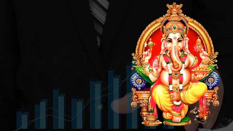 व्यापार में तरक्की के लिए भगवान गणेश की मूर्ति घर या दुकान के मंदिर में स्थापित करके, रोज उसे दीपक या अगरबत्ती लगानी चाहिए।
