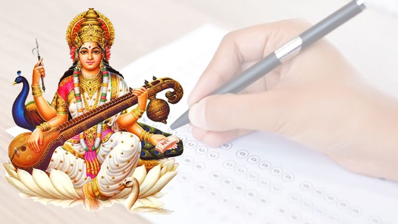 जिन विद्यार्थियों को परीक्षाओं में सफलता पाने की चाह है, उन्हें अपने कमरे में देवी सरस्वती की मूर्ति या तस्वीर स्थापित कर रोज दीपक लगाना चाहिए।