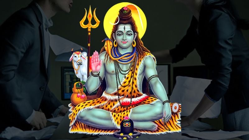 जिन लोगों के अपने घर-परिवार के लोगो या मित्रों के बीच झगड़े खत्म करने की इच्छा हो, उन्हें घर के मंदिर में भगवान शिव की मूर्ति या तस्वीर स्थापित कर दीपक लगाना चाहिए।