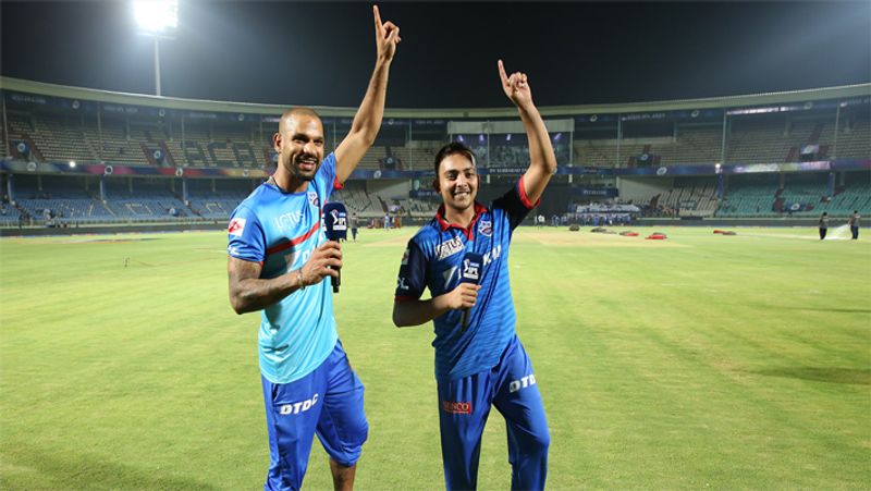 अक्सर शिखर धवन पृथ्वी शॉ को अपनी लैला बनाते है और उनके साथ कभी डांस करते, तो कभी किस करते नजर आते हैं। दोनों के डांस वीडियो को सोशल मीडिया में काफी पसंद किया जाता है और फैंस इन्हें जमकर लाइक और कमेंट करते हैं।
