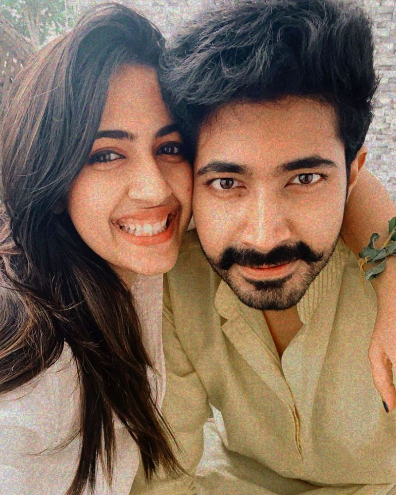అత్తమామలు చాలా బాగా చూసుకుంటున్నారు అన్నారు. ఇద్దరికీ ట్రావెలింగ్ అంటే ఇష్టం అని, త్వరలో పెద్ద టూర్ ప్లాన్ చేస్తున్నామని అన్నారు.
