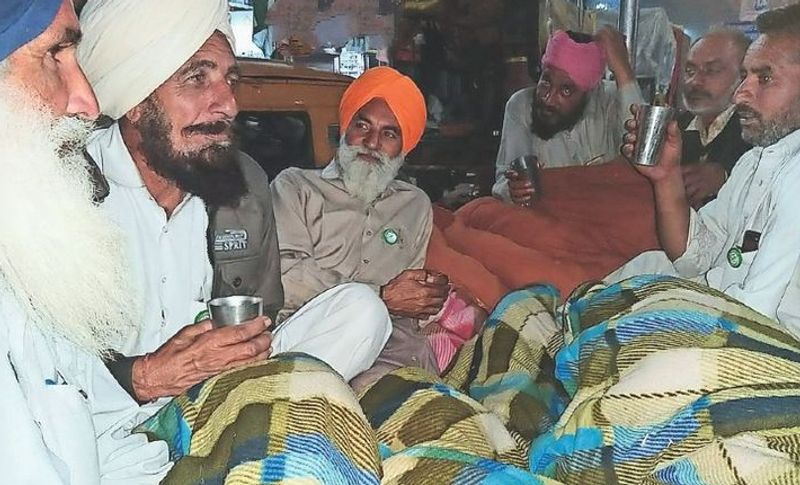 किसानों का कहना है कि जब तक सरकार एमएसपी का कानून वापस नहीं ले लेती वह पीछे हटने को तैयार नहीं हैं। चाहे फिर उनकी जान ही क्यों ना चली जाए। बता दें कि अपने हक की लड़ाई लड़ते-लड़ते कई किसानों की मौत तक हो चुकी है। फिर भी वह पूरे जोश के साथ डटे हुए हैं। वह सर्द हवा के थपेड़ों का सामना कर रहे हैं।