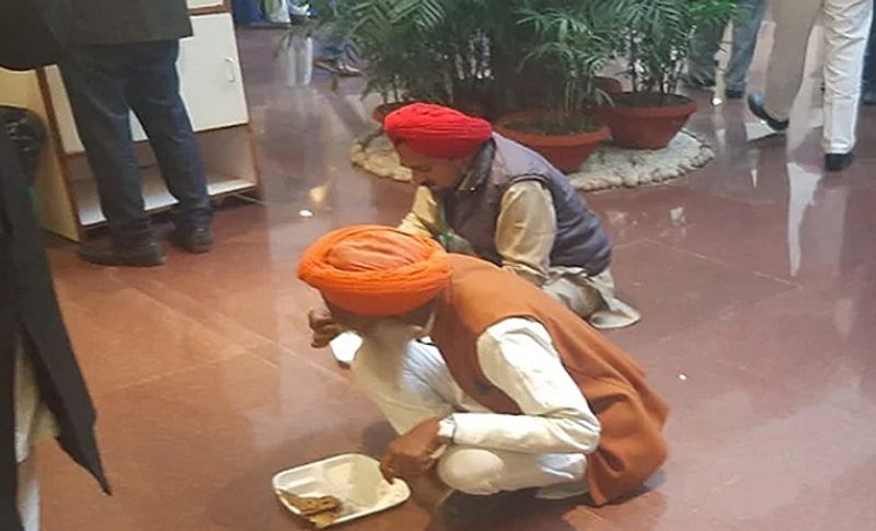 तस्वीरों में आप साफ तौर पर देख सकते हैं कि पूरी दुनिया को भोजन कराने वाला अन्नदाता आज सड़क पर पेट भरने को मजबूर है।