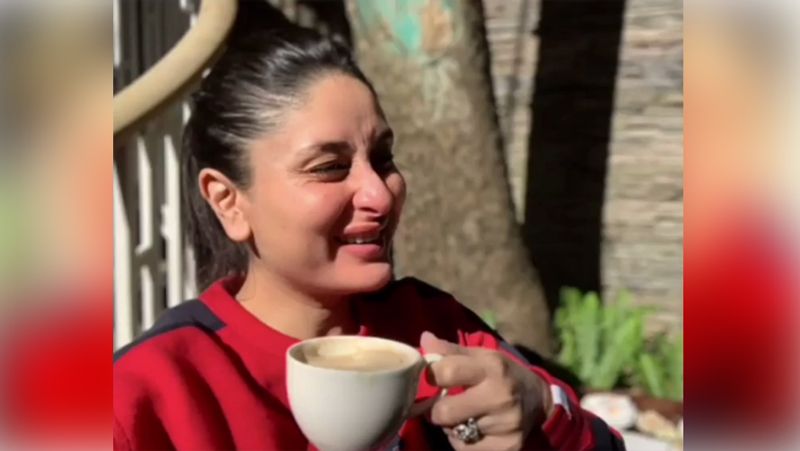 बता दें कि जिस समय करीना लाल सिंह चड्ढा की शूटिंग कर रही थीं उस समय वह 5 महीने की प्रेग्नेंट थीं। इस बारे में बात करते हुए द क्विंट से उन्होंने कहा कि वह घर पर नहीं बैठ सकती हैं क्योंकि उनका परिवार भी उन्हें यह कहकर चिढ़ाता है कि इसकी पैंट्स में चीटिंयां हैं, जिसके कारण यह एक जगह बैठ नहीं सकती है।