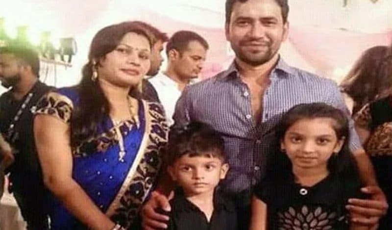 दिनेश लाल यादव (निरहुआ)
दिनेश लाल यादव उर्फ निरहुआ भी भोजपुरी फिल्म इंडस्ट्री के सुपरस्टार सिंगर और एक्टर हैं। दिनेश ने साल 2000 में शादी कर ली थी। उनकी पत्नी का नाम मंशा है। मंशा और निरहुआ के दो बेटे आदित्य और अमित हैं। हाल ही में निरहुआ ने आदित्य की फोटो कैमरे को देखते हुए शेयर की थी, जिसे शेयर करने के साथ ही उन्होंने लिखा था, 'भविष्य का डायरेक्टर।'