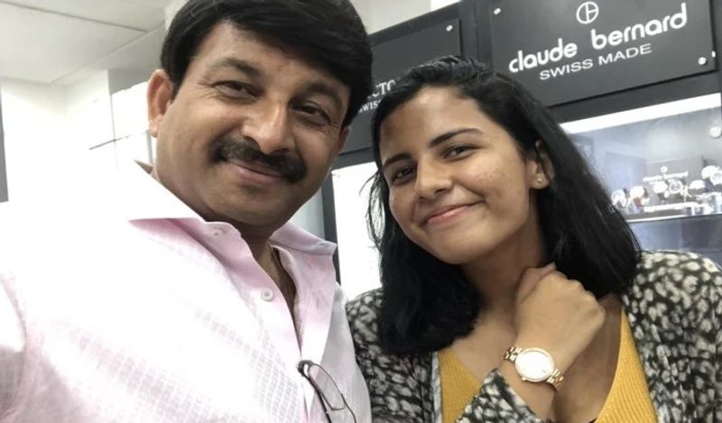 मनोज तिवारी
भोजपुरी फिल्मों में 'रिंकिया के पापा' के नाम से पहचाने जाने वाले एक्टर मनोज तिवारी सिर्फ फिल्मों में ही नहीं बल्कि राजनीति में भी काफी एक्टिव रहते हैं। मनोज तिवारी की शादी 1999 में रानी तिवारी से हुई थी। लेकिन, दोनों की शादी साल 2012 में टूट गई। दोनों की एक बेटी है, जिसका नाम जिया है। मनोज अपनी बेटी जिया से बेहद प्यार करते हैं। हालांकि, जिया अक्सर लाइम लाइट से दूर रहती हैं।