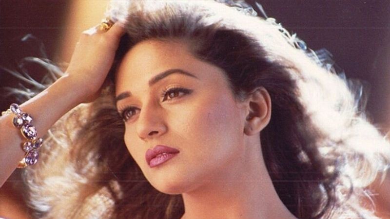 <p>সম্প্রতি নিজের ব্যাগ প্রসঙ্গে মুখ খোলেন তিনি. জানান, তাঁর ব্যাগে থাকে- ফোন, চার্জার, হেট ফোন। </p>