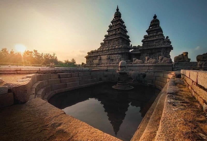 It is a structural temple, built with blocks of granite, dating from the 8th century AD.