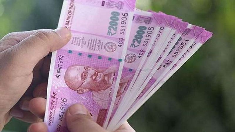 पोस्ट ऑफिस के किसान विकास पत्र (KVP) योजना में निवेश करने पर गारंटीड डबल रिटर्न मिलता है। इस स्कीम में पैसा पूरी तरह सुरक्षित रहता है। इसमें निवेश की प्रक्रिया भी बहुत आसान है। (फाइल फोटो)
