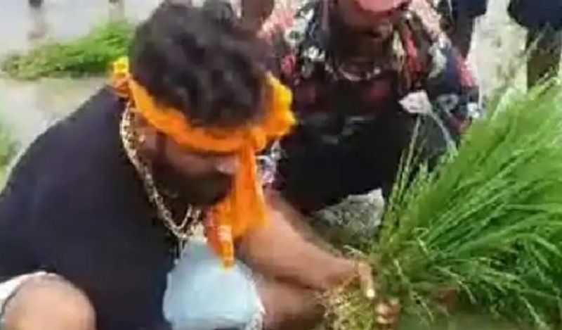 खेसारी का लॉकडाउन में धान की रोपाई का वीडियो जमकर वायरल हुआ था, जिसमें उन्होंने किसानों की मेहनत की सराहना करते दिखे थे।
