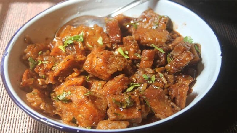 चाइनीड खाने जैसे फ्राइड राइस या मंचूरियन बॉल बनाते समय भी ब्रेड क्रम्ब्स डालने से इसका स्वाद और बढ़ जाता है।