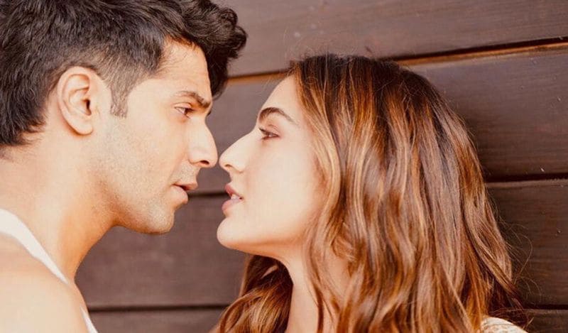 बता दें, हालिया इंटरव्यू में सारा ने करिश्मा के साथ उनकी तुलना किया जाना खारिज किया था। उन्होंने कहा कि 'करिश्मा ने जो किया मेरे लिए वो करने का कोई मतलब नहीं था।'

