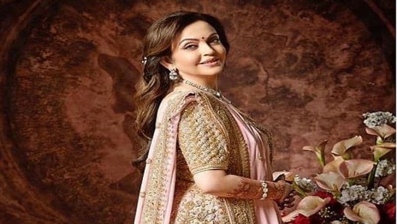 जब से मुकेश अंबानी और नीता अंबानी के बेटे आकाश अंबानी और ईशा अंबानी की शादी हुई तब से अंबानी फैमिली और भी ज्यादा लाइम लाइट में आई। इन दोनों शादियों में नीता अंबानी के लुक्स की चर्चा काफी रही है। इस दौरान नीता अंबानी की तस्वीरें मीडिया में वायरल हुईं।