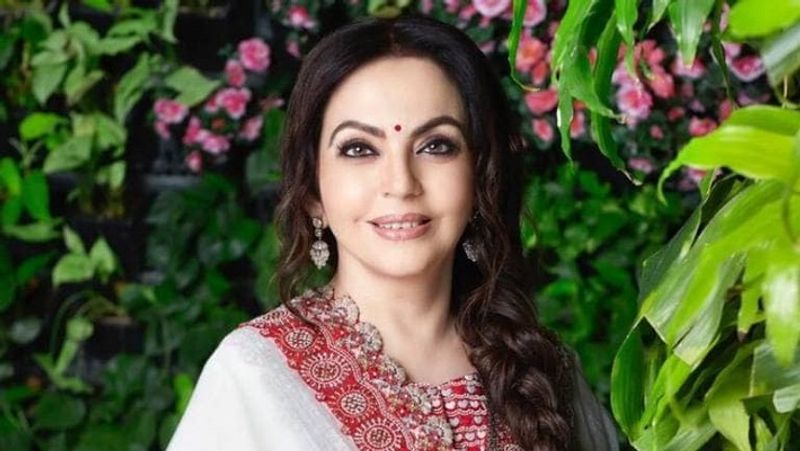 नीता अंबानी की ब्यूटी नैचुरल है। वे बिना मेकअप के भी बहुत खूबसूरत लगती हैं। खुद को फिट बनाए रखने के लिए नीता अंबानी नियमित योग और एक्सरसाइज के साथ अपने खाने-पीने का भी खास ख्याल रखती हैं।