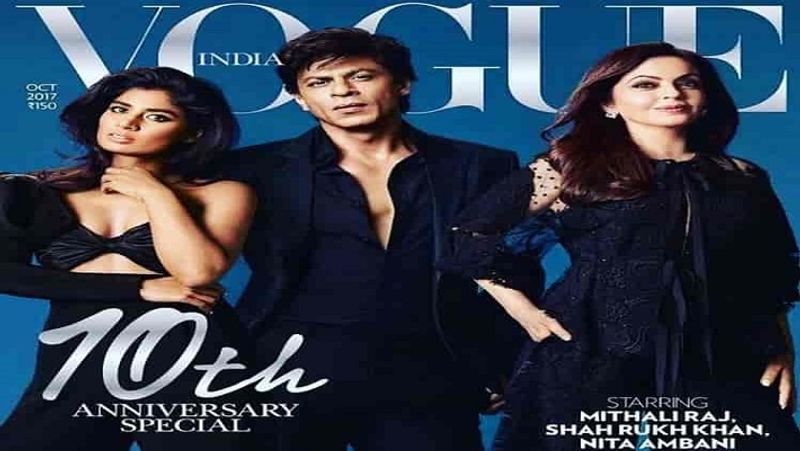 फैशन मैगजीन VOGUE के कवर पेज पर बॉलीवुड सुपरस्टार शाहरुख खान के साथ नीता अंबानी। बॉलीवुड की कई हस्तियों से नीता अंबानी की अच्छी-खासी दोस्ती है। अक्सर उन्हें बॉलीवुड की पार्टियों में इनवाइट किया जाता है।