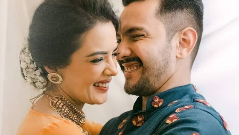 आदित्य और श्वेता 10 साल से रिलेशन में हैं। दोनों शापित फिल्म के सेट पर पहली बार मिले थे। लेकिन क्या आपको पता है कि श्वेता ने पहली बार में आदित्य को रिजेक्ट कर दिया था। 