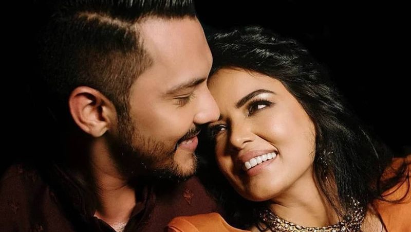 फिल्म के सेट पर ही दोनों की पहली मुलाकात हुई थी और यहीं से मुलाकात पहले दोस्ती और फिर प्यार में बदल गई। लेकिन यह सब इतना आसान नहीं था, क्योंकि श्वेता को रिझाने और मनाने के लिए आदित्य को खूब पापड़ बेलने पड़े थे।