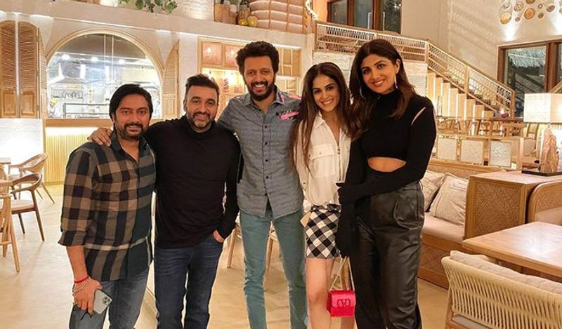 इंस्टाग्राम पर रेस्त्रां की जेनेविया डिसूजा ने काफी तारीफ की है और उन्होंने उम्मीद जताई कि जल्द ही एक बार फिर से शिल्पा और राज के साथ उनके रेस्त्रां पर खाने का मजा ले सकेंगी। 