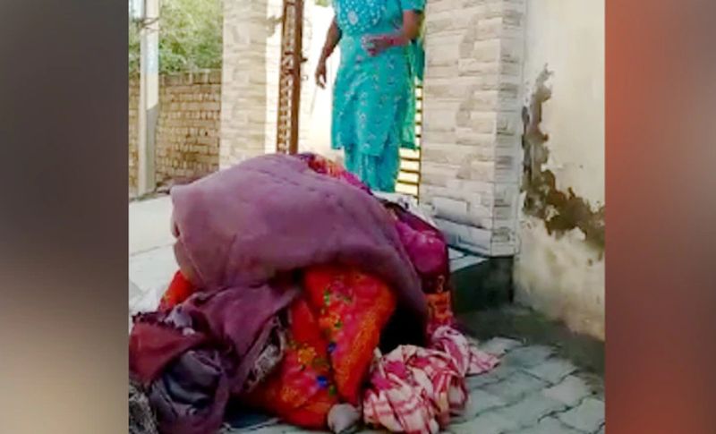 वृद्धा ने पुलिस को बताई अपनी दर्दभरी कहानी
वहीं वृद्धा ने पुलिस को दी शिकायत में कहा कि बहू ने मंगलवार को उसे मारपीट कर घर से बाहर निकाल दिया था। इसके अलावा मेरे सारे पहने और गर्म कपड़े रास्ते में फेंक दिए। जब मैंने इस बात का विरोध किया तो मेरे साथ वह पिटाई करने लगी। (बुजुर्ग महिला का घर के बाहर फेंका सामान)।