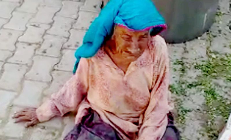 महिला आयोग तक पहुंचा वृद्धा का मामला
महिला आयोग की सदस्य सुमन बेदी हिसार के महिला थाना की SHO को फोन करके मामले में कार्रवाई करने को कहा है। इसके बाद फौरन बहू को हिरासत में ले लिया गया। वहीं बुजुर्ग सास को बेटे को बुलाकर उसके साथ घर भेज दिया है। साथ हिदायत भी दे है कि अगर अगली बार से ऐसा हुआ तो उसको गिरफ्तार कर लिया जाएगा।
