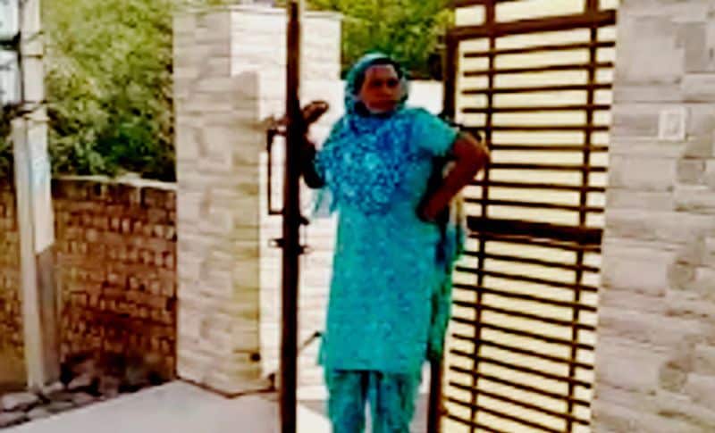 बहू आसपास के लोगों को सुनाने लगी खरी-खोटी
जब आसपास के लोगों ने बहू से सास को घर से बाहर निकालने का कारण पूछा तो उनको खरी-खोटी सुनाने लगी। कहने लगी यह हमारे घर का मामला है आप कौन होते हैं बीच में बोलने वाले।