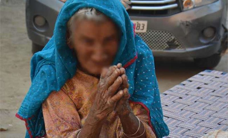 हाथ जोड़ मिन्नतें करती रही सास
बुजुर्ग सार बहू के हाथ जोड़ती रही और पैर पड़ती रही, लेकिन उसका दिल नहीं पसीजा, बुजुर्ग कहती रही कि मुझे मत निकालो में किसी भी कौने में पड़ी रहूंगी।