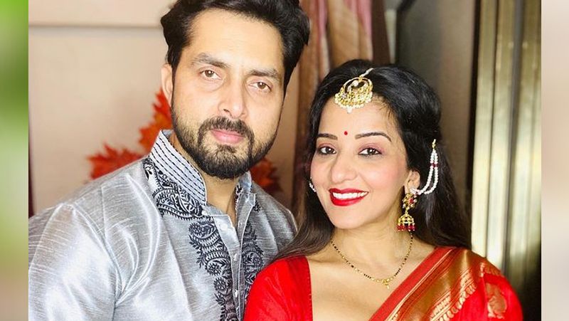 मोनालिसा ने एक इंटरव्यू में बताया था कि वो शादी से पहले विक्रांत के साथ लिव इन में रहती थीं। इस दौरान दोनों पति-पत्नी की तरह ही रहे। उन्हें कभी लगा ही नहीं था कि उनकी शादी तब तक नहीं हुई थी।