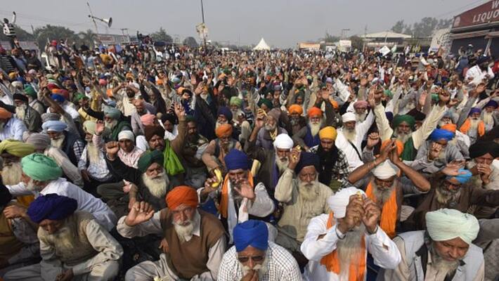 Farmers group protests silently at Govt meeting pod Farmers group protests silently at Govt meeting pod