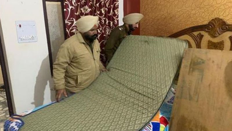 डिलीवरी के एक दिन पहले कर लिया सुसाइड...
गीत की गुरुवार को डिलीवरी होनी थी। लेकिन उसके एक दिन पहले ही गीत और राजा में झगड़ा हुआ। इससे दु:खी होकर उसने मरने की ठानी। मरने से पहले तीनों गुरुद्वारा मत्था टेकने गए। फिर आकर जहर खा लिया। सबसे पहले बेटी नूरदीप को जहर खिलाया। इसके बाद मां और आखिर में खुद जहर खाया। इसके बाद गीत ने अपनी मौसी गुरमीत को सेल्फ भेजी और वीडियो कॉल किया। उसकी मौसी और कुछ अन्य लोग तुरंत घटनास्थल पर पहुंचे, लेकिन तब तक देर हो चुकी थी। गीत ने सबसे पहले बेटी नूरदीप को जहर खिलाया। इसके बाद मां और आखिर में खुद जहर खाया। इसके बाद गीत ने अपनी मौसी गुरमीत को सेल्फ भेजी और वीडियो कॉल किया। उसकी मौसी और कुछ अन्य लोग तुरंत घटनास्थल पर पहुंचे, लेकिन तब तक देर हो चुकी थी। आगे पढ़ें-एक्ट्रेस ने खोला बंद कमरे में हुई लवमैरिज का राज़-'अब मैं उसकी दी साड़ी पहनकर मरना चाहती हूं'