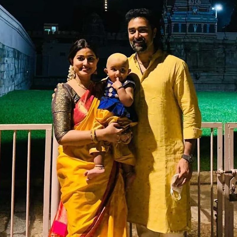 கடந்த பொங்கலுக்கு விருந்தாக வெளியான பட்டாசு திரைப்படத்தில் தனுஷுக்கு ஜோடியாக நடித்த சினேகா, இரண்டாவது முறை கர்ப்பமாக இருக்கும் போது அடிமுறை என்ற தற்காப்பு கலையை பயின்று நடித்தார். இதற்காக அவருக்கு பாராட்டுகளும் குவிந்தது.