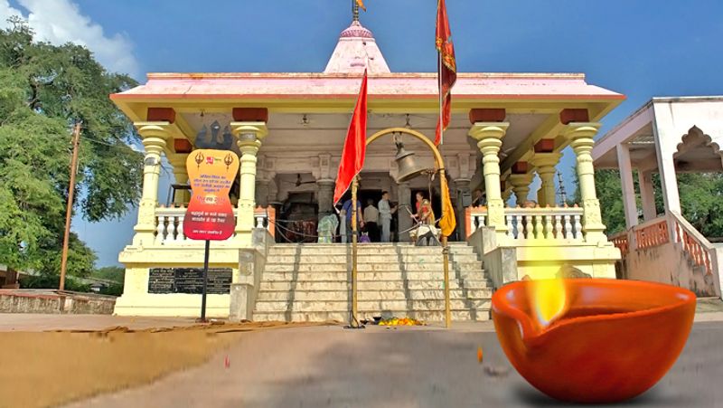 सोमवार को भगवान कालभैरव के मंदिर में सरसों के तेल का दीपक लगाएं। साथ ही नीले फूल भी चढ़ाएं।
