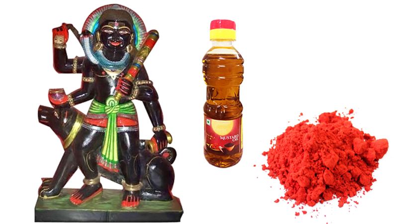 किसी पुराने भैरव मंदिर में जाकर साफ-सफाई करें और भैरव प्रतिमा पर सिंदूर व सरसों के तेल से चोला चढ़ाएं।