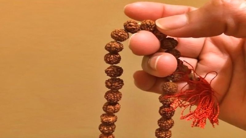 अष्टमी की सुबह भगवान कालभैरव के मंदिर में बैठकर ऊं कालभैरवाय नम: मंत्र का जाप कम से कम 108 बार करें। जाप के लिए रुद्राक्ष की माला का उपयोग करें।