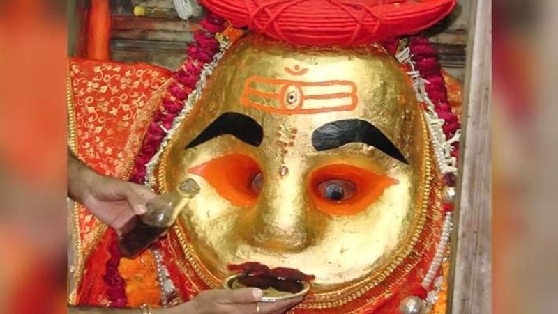 इस दिन भगवान कालभैरव को शराब का भोग विशेष रूप से लगाना चाहिए।