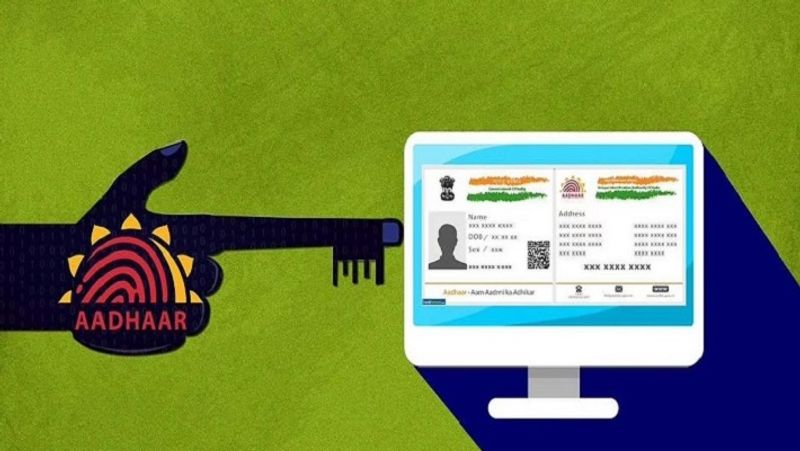 सवाल उठता है कि अगर आधार कार्ड का गलत इस्तेमाल संभव नहीं है, तो UIDAI लोगों से सोशल मीडिया पर आधार कार्ड का नंबर डालने से क्यों मना करती है। इसकी वजह यह है कि अपने दस्तावेजों की जानकारी सोशल मीडिया पर देना सही नहीं है। इससे जालसाजों की निगाह में आप आ सकते हैं। (फाइल फोटो)